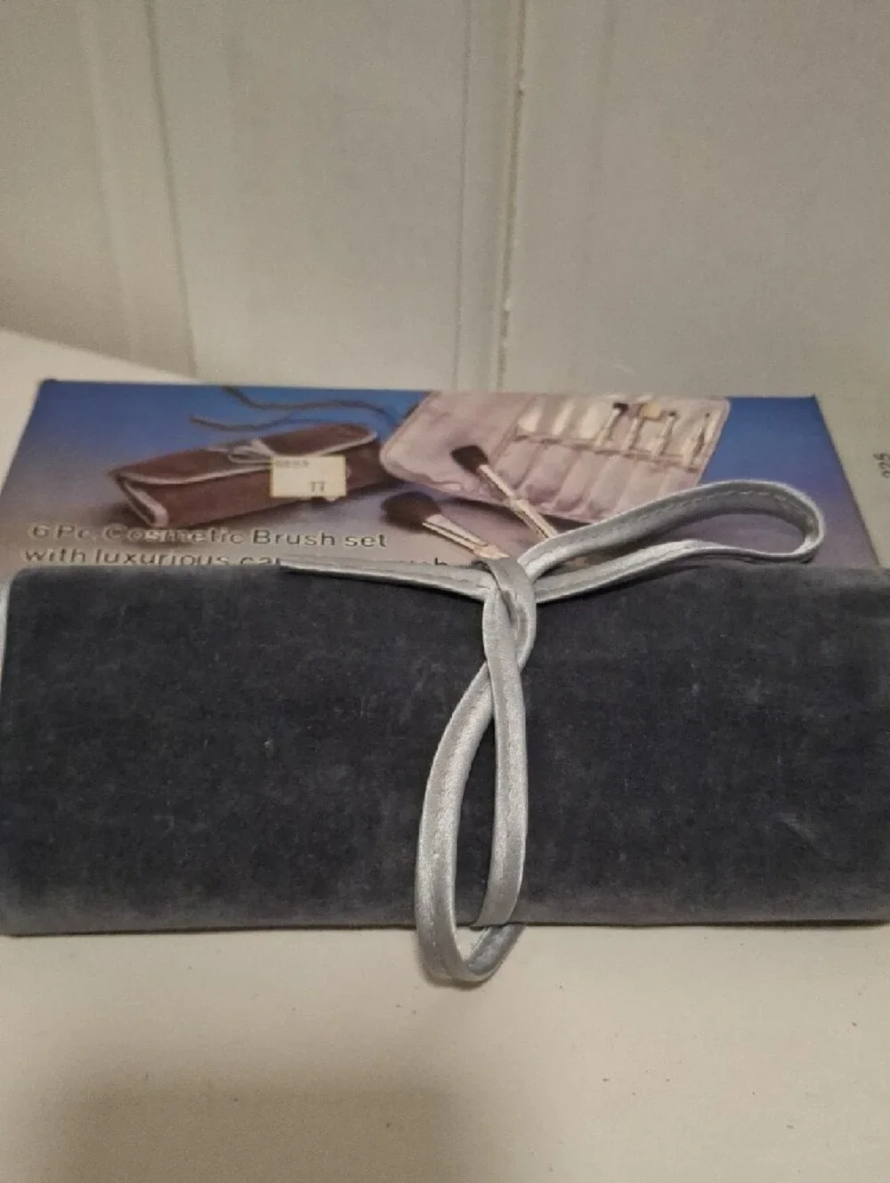 Vintage 6-Piece Women's Makeup Brush Set with Carrying Pouch - Silver and Grey